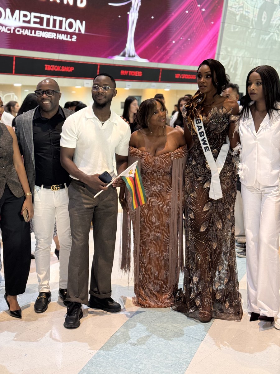 hatiperi_wacho's tweet photo. These are some of the Zimbabweans who travelled 13 hours across the world 🇹🇭 just to stand by Lyshanda Moyas mwana wevhu, our own. This picture is more than a photo… it’s a reminder of what unity, love, and pride look like when a nation shows up for its own.

God bless every single soul in this image.
Their sacrifice, their presence, their support it all speaks louder than words ever could.

And would you believe it… this beautiful moment, this memory captured forever, was taken by none other than Vice President’s wife ? 😊
#ProudlyZimbabwe 🇿🇼🫶🏽❤️