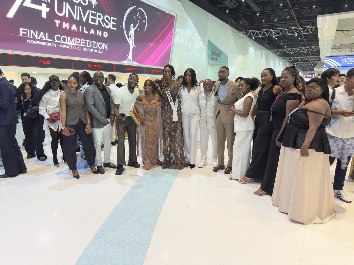 hatiperi_wacho's tweet photo. These are some of the Zimbabweans who travelled 13 hours across the world 🇹🇭 just to stand by Lyshanda Moyas mwana wevhu, our own. This picture is more than a photo… it’s a reminder of what unity, love, and pride look like when a nation shows up for its own.

God bless every single soul in this image.
Their sacrifice, their presence, their support it all speaks louder than words ever could.

And would you believe it… this beautiful moment, this memory captured forever, was taken by none other than Vice President’s wife ? 😊
#ProudlyZimbabwe 🇿🇼🫶🏽❤️