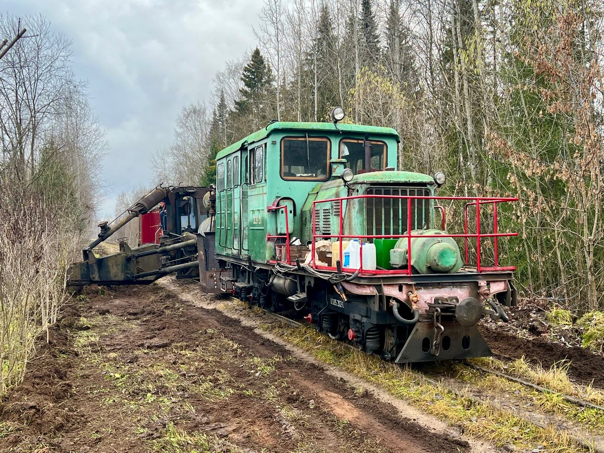 Путевой струг УПС1-46 в работе, расчищает пути и полосу отвода, Каринская УЖД, Кировская обл, 2025. Railroad spreader UPS1-46 is clearing tracks and right of way on the Karinskay narrow-gauge railway in Kirov Oblast, 2025. Photo: Музей ЖД. #Russia #UPS1 #ESU2A #ужд #узкоколейка