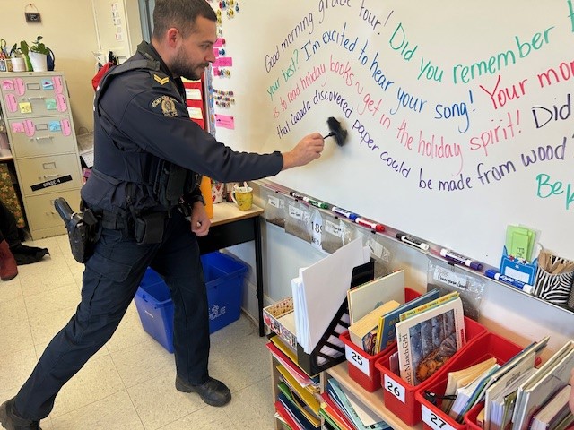 RCMPNB's tweet image. Yesterday, #RCMPNB members Cpl. Horsman and Sgt. Henderson from West District, as well as Cpl. Chiasson from the Forensic Identification Section, participated in the Vincent Massey Elementary School Career Day in #StAndrews. (1/2)