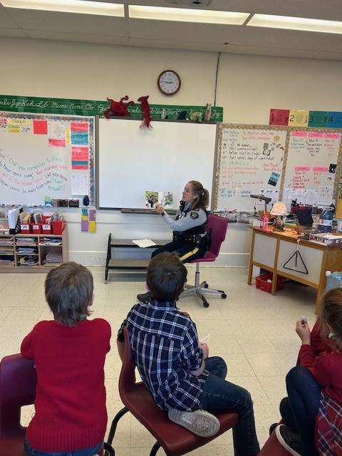 RCMPNB's tweet image. Yesterday, #RCMPNB members Cpl. Horsman and Sgt. Henderson from West District, as well as Cpl. Chiasson from the Forensic Identification Section, participated in the Vincent Massey Elementary School Career Day in #StAndrews. (1/2)