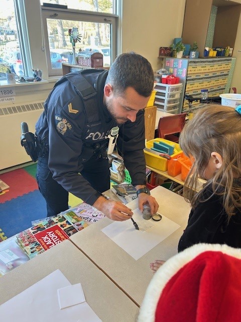 RCMPNB's tweet image. Yesterday, #RCMPNB members Cpl. Horsman and Sgt. Henderson from West District, as well as Cpl. Chiasson from the Forensic Identification Section, participated in the Vincent Massey Elementary School Career Day in #StAndrews. (1/2)