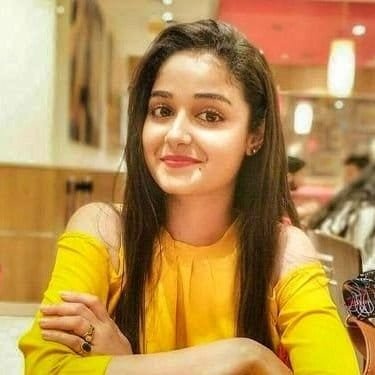 SahilQaziii's tweet image. (ساماں 100 برس کا اور پل کی خبر نہیں)
سوشل میڈیا پر ہماری ایک دوست سدرہ کنول جنہیں آپ کافی عرصے سے جانتے ہیں اب اس دنیا میں نہیں رہیں۔

ایک عرصے سے پیسے جمع کر کے اپنا گھر بنا رہی تھیں اور جب گھر مکمل ہو گیا تو گھر کی چھت پر پڑے بلاکس سے پاؤں ٹکرا کر چھت سے نیچے گر پڑیں۔

دو دن