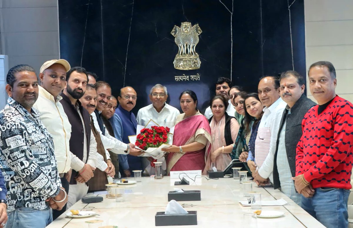 DevenderWard196's tweet photo. आज दिल्ली की लोकप्रिय माननीय मुख्यमंत्री श्रीमती @gupta_rekha जी और गृह मंत्री दिल्ली श्री @ashishsood_bjp जी से मयूर विहार क्षेत्र की समस्याओं के समाधान को लेकर मुलाक़ात हुई।

क्षेत्र के विकास और समाधान को लेकर कहीं जरूरी बिंदुओं पर चर्चा की गई। https://t.co/xbrFKfvGlG