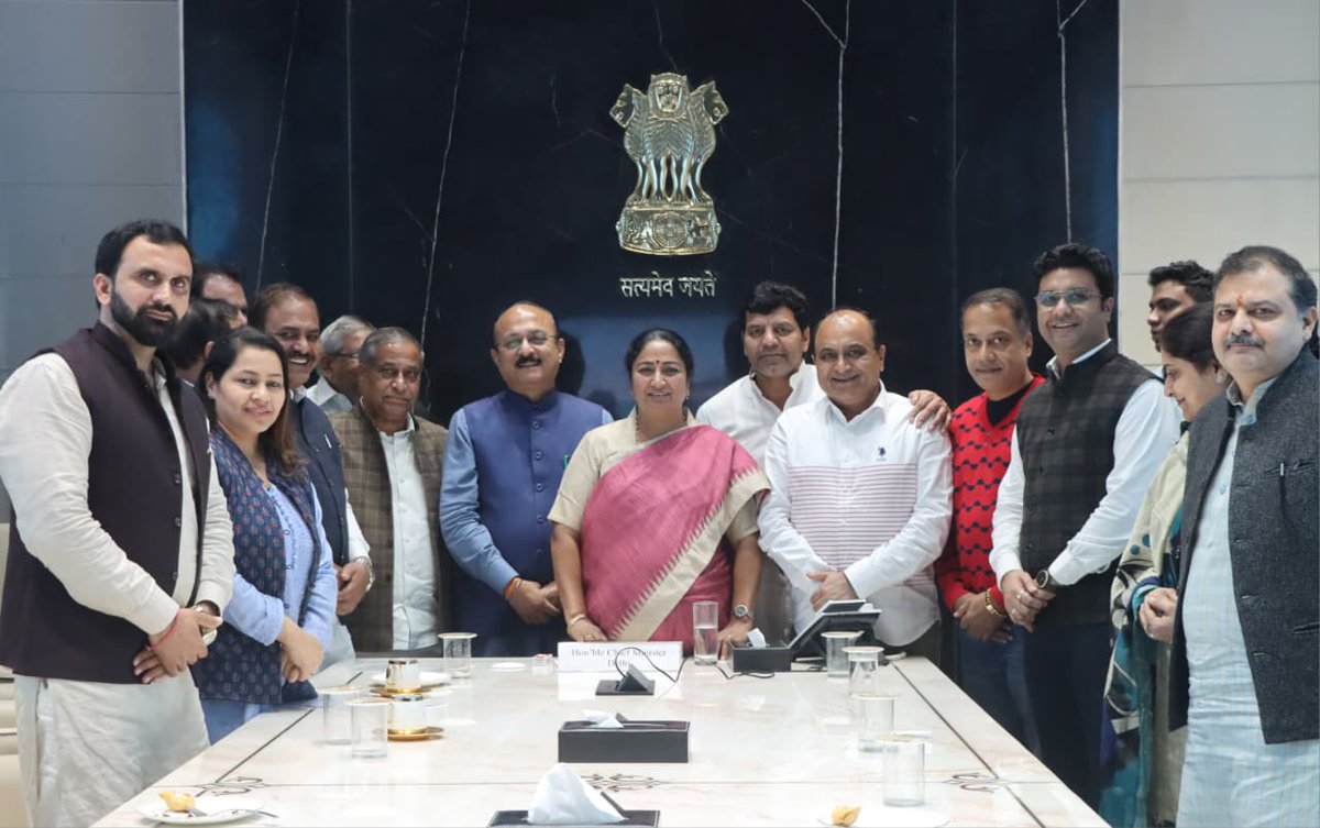DevenderWard196's tweet photo. आज दिल्ली की लोकप्रिय माननीय मुख्यमंत्री श्रीमती @gupta_rekha जी और गृह मंत्री दिल्ली श्री @ashishsood_bjp जी से मयूर विहार क्षेत्र की समस्याओं के समाधान को लेकर मुलाक़ात हुई।

क्षेत्र के विकास और समाधान को लेकर कहीं जरूरी बिंदुओं पर चर्चा की गई। https://t.co/xbrFKfvGlG