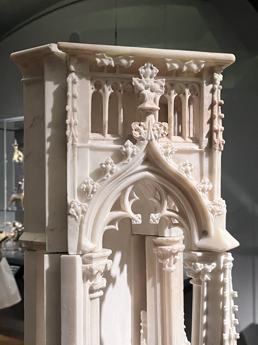 AdvanderZee's tweet photo. Daar istie dan, een Arcade van @ClaesSluter van het graf van hertog Filips de Stoute uit plm 1400. Nu samen te zien met eerder verworven Calvarie in het  Rijksmuseum. Maria van Duccio kijkt toe. https://t.co/O0YlIzIDhL