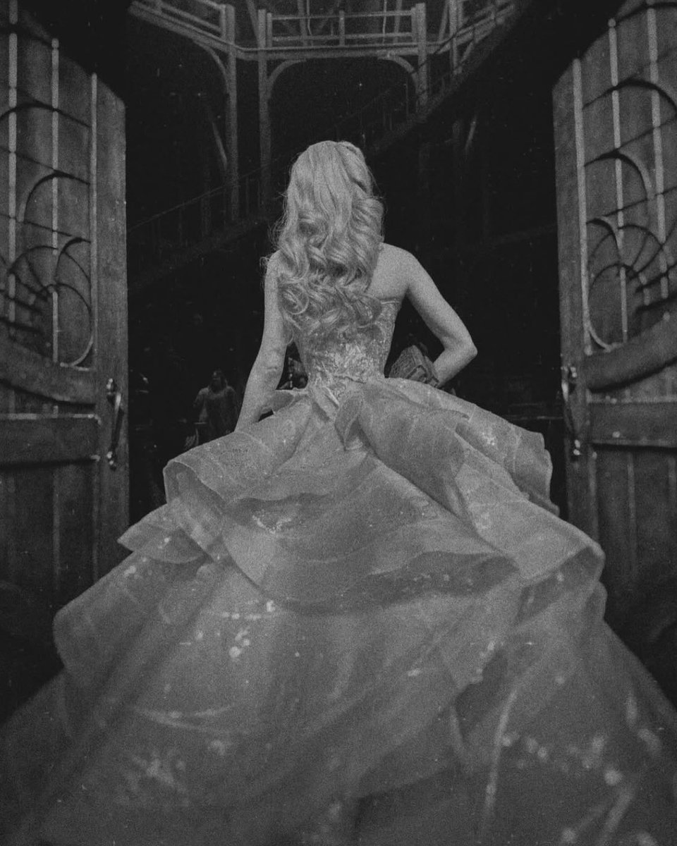 FilmUpdates's tweet image. Ariana Grande says goodbye to Glinda in new post:

“thank you, my sweet Glinda, for everything. i will love you always… Wicked For Good is out now 🫧”