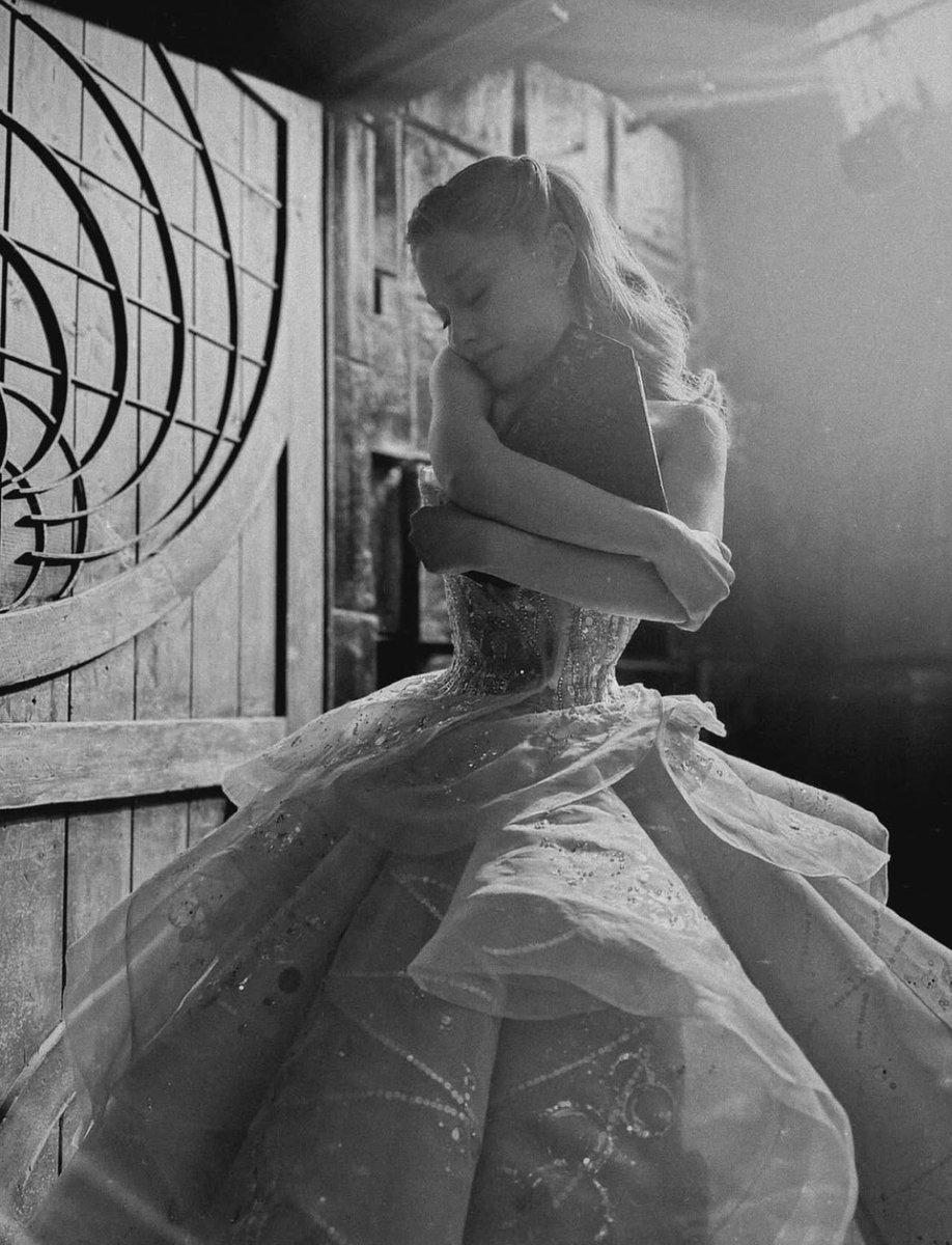 FilmUpdates's tweet image. Ariana Grande says goodbye to Glinda in new post:

“thank you, my sweet Glinda, for everything. i will love you always… Wicked For Good is out now 🫧”