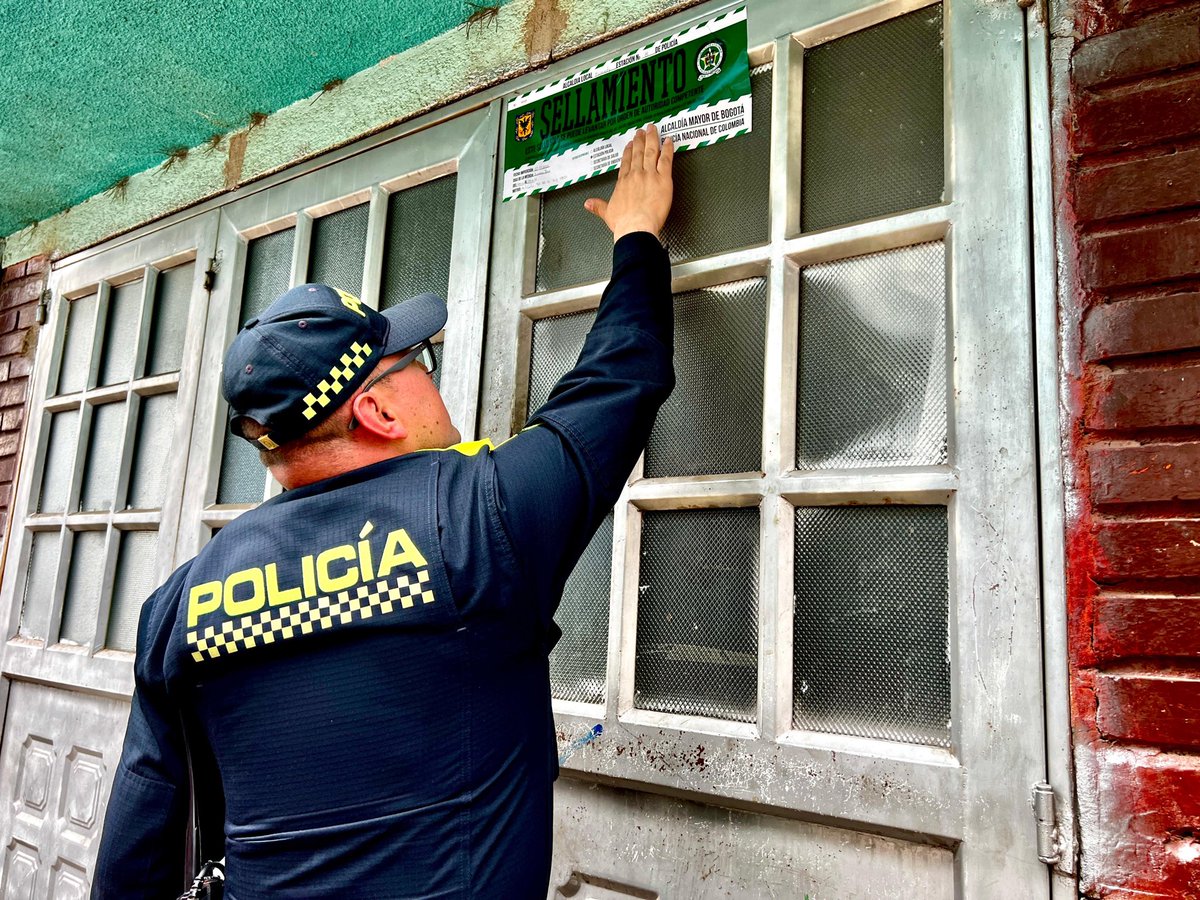 En Kennedy seguimos reforzando los operativos de inspección para proteger la salud de la comunidad. 💛❤️

Gracias a una denuncia ciudadana evitamos la distribución de más de 200 kilos de morcilla en malas condiciones.

👉 Lee la nota aquí: kennedy.gov.co/noticias/kenne…