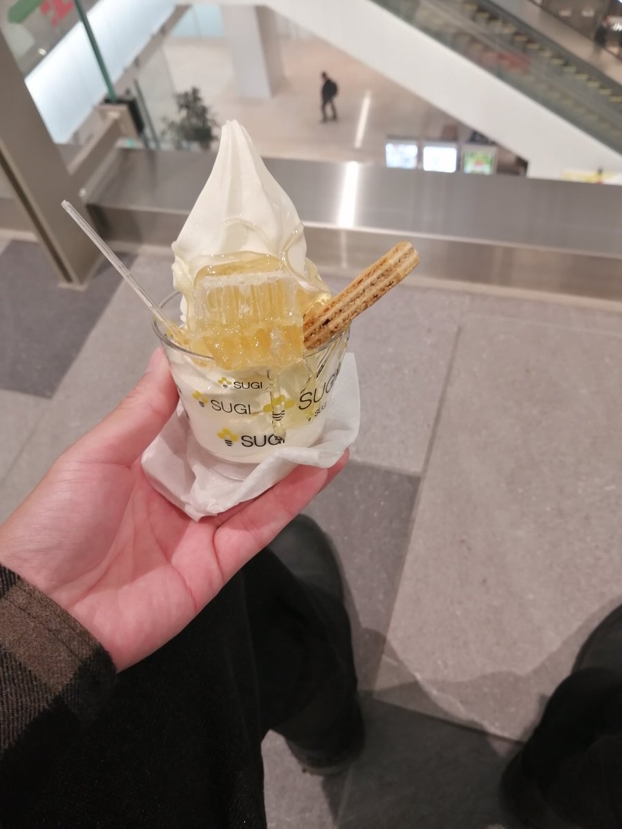 361nohanigate's tweet photo. 1回食べてみたかった、蜂の巣のっかってるアイスクリーム https://t.co/9T7Vxe3IbD