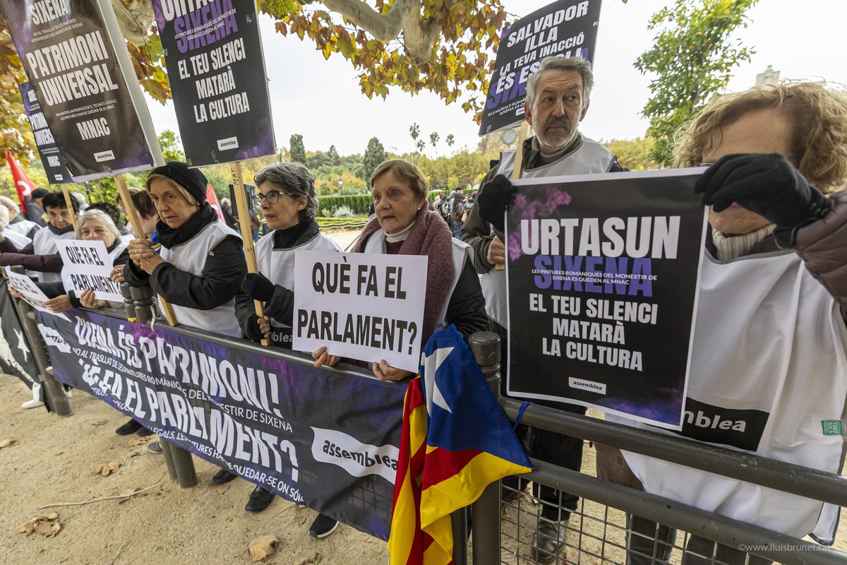 lluisbrunet's tweet photo. Protesta al Parlament per entregar una carta adreçada a tots els parlamentaris que entraran a Registre al Parlament, davant el “mutis” dels diputats en el cas SIXENA PATRIMONI UNIVERSAL 
no al trasllat de les pintures romàniques del monestir de Sixena.
📸https://t.co/eeKMWMynsM https://t.co/652du7aucG