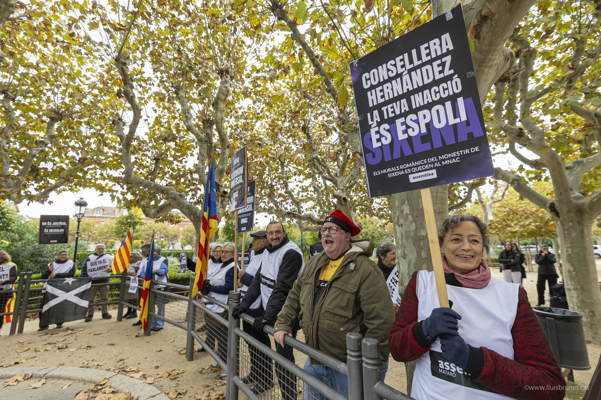 lluisbrunet's tweet photo. Protesta al Parlament per entregar una carta adreçada a tots els parlamentaris que entraran a Registre al Parlament, davant el “mutis” dels diputats en el cas SIXENA PATRIMONI UNIVERSAL 
no al trasllat de les pintures romàniques del monestir de Sixena.
📸https://t.co/eeKMWMynsM https://t.co/652du7aucG