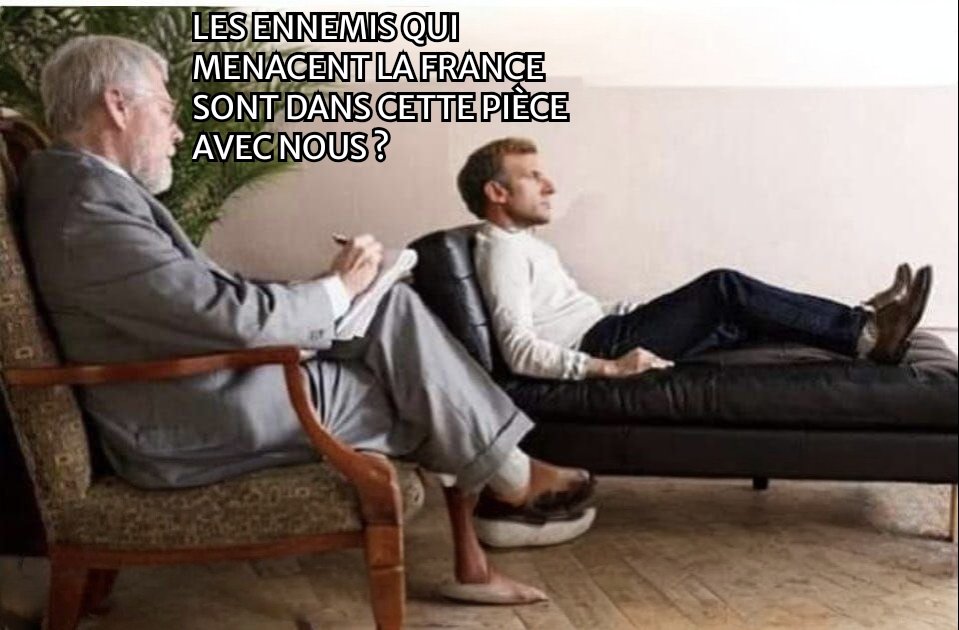 06Twittix's tweet photo. @CerfiaFR Il manque une gourde de vaseline pour faire passer tout ça ! 🤣😂
Quelle vaste mauvaise blague sans fin avec la #Macronie. Le PR veut sa #guerre contre la #Russie !
#kiturgence https://t.co/7PsxLUmnuu