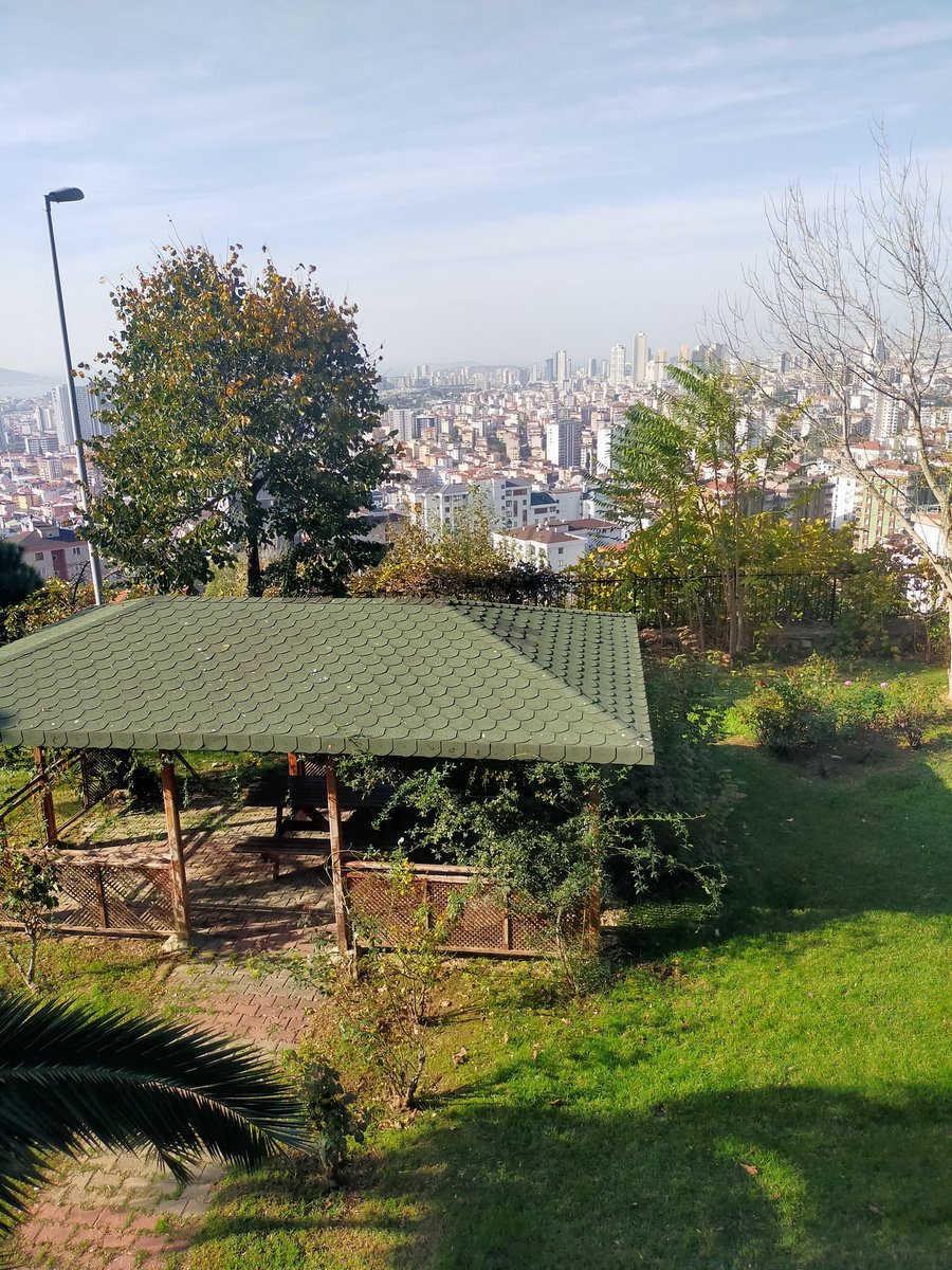 İBB Sağlık Daire başkanlığına bağlı "Sanatçı Yaşam Evi" öğle yemeği menüsü.
Mantar çorbası,rosto+püre, karışık tahıl salatası, içecek..
Gel de burada yaşama (⁠•⁠‿⁠•⁠)
Hele ki yemekhanenin manzarası..
(Burada yaşayanlara bu yemekler ücretsiz)