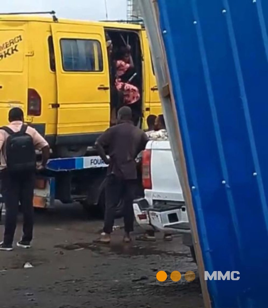 KashKashogy's tweet photo. Un taxi 207 embarqué de force à la fourrière… avec des passagers encore à bord ! Jusqu'où ira l'abus ? Cette façon brutale et humiliante d'agir montre le vrai visage de certaines autorités : oppression plutôt que service public. #RDC #StopAbus #RespectDuCitoyen https://t.co/fXMCtC7l3V
