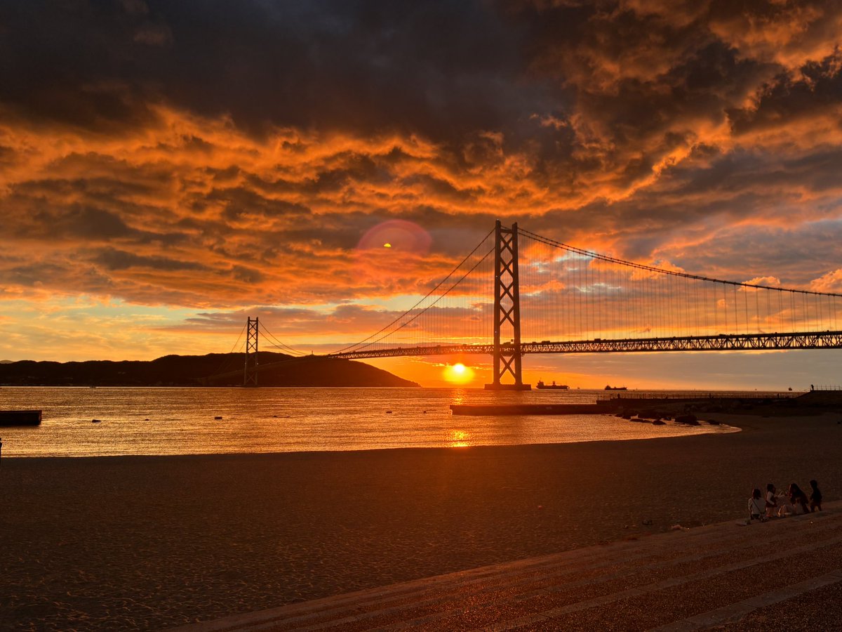 こんなに赤い夕焼けは初めて。

分厚い雲があるから光が抜けずに大地に降り注ぐのか？

毎日違う景色見せてくれる。

2025/11/19 16:57撮影

#アジュール舞子
#舞子浜
#夕焼け
#suset
#海