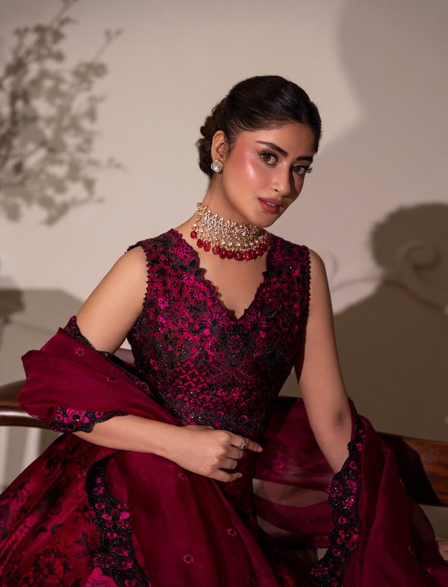 mahyeahh's tweet image. tum jaisi na takiyaan akhiyaan personified