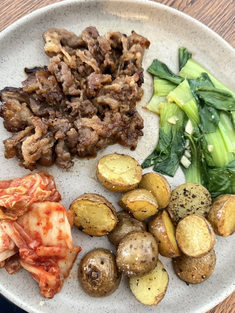 tidaksemampai's tweet image. treatment gapernaah, palingan rendem muka aja di air es tiap pagi.

kl skincarenya:
fw - fresh soy face cleanser
toner - anua heartleaf 77% soothing toner
ampoule - anua heartleaf 80% soothing ampoule
moist - make p:rem relief watery cream
ss - labore physical sunscreen

tp…