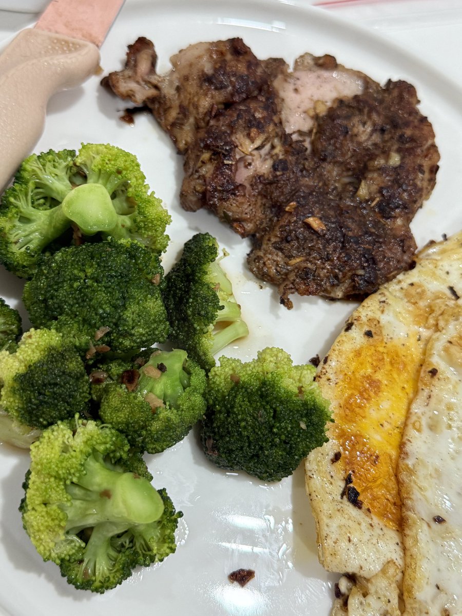 tidaksemampai's tweet image. treatment gapernaah, palingan rendem muka aja di air es tiap pagi.

kl skincarenya:
fw - fresh soy face cleanser
toner - anua heartleaf 77% soothing toner
ampoule - anua heartleaf 80% soothing ampoule
moist - make p:rem relief watery cream
ss - labore physical sunscreen

tp…