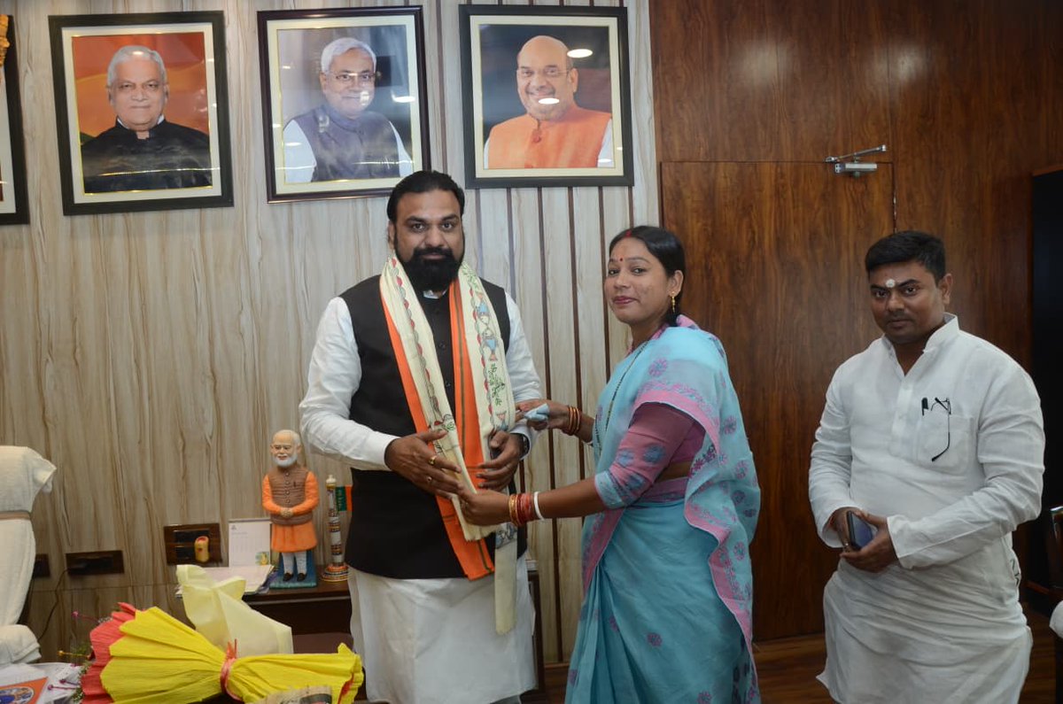 chhotibjp's tweet photo. माननीय उप-मुख्यमंत्री श्री सम्राट चौधरी जी को गृह मंत्रालय का प्रभार मिलने के उपरांत भेंट कर शुभकामनाएं दी और छपरा की जनसमस्याओं से उन्हें अवगत कराकर उनके समाधान हेतु निवेदन की। 
उपमुख्यमंत्री जी ने भी जनहित में सभी समस्याओं के त्वरित समाधान का आश्वासन दिया।
 @samrat4bjp https://t.co/cfZO4ZjIea