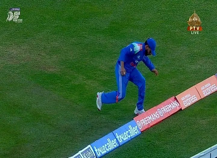 پہلی گیند پر پہلی وکٹ گر گئی بنگلہ دیش کی 

کیا یہ آؤٹ ہے یا نہیں#india # ausvseng