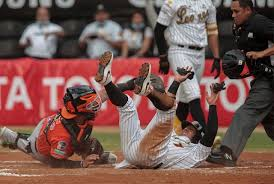 RepubCaraquista's tweet photo. De regreso a la oficina
#NotiTips del #NotiCueva 🦁
Maniatados por Lara, pero el del Zulia
🔵#Leones tiene 7 derrotas en los últimos 8 juegos. Ayer cayó frente a las #Aguilas con pizarra de 7-1
🟠“por lo menos no fue arepa” decía un pobre señor saliendo anoche del estadio que gastó toda su quincena para ver a su equipo.
⚫️Andry Lara ejerció un dominio opresor sobre Leones en 6.1 innings. Sólo 3 hits (sin extrabases), otorgó sólo un boleto, permitió la única rayita y repartió 7 ponches para apuntarse su 3er triunfo de esta temporada.
⚪️Por 2da vez en la 25-26 Leones sólo es capaz de hacer 1
🔵El pitcheo de Leones volvió a ser “la nada” al tolerar 13 hits de los #HorniCity.
🟠Jaison Chourio se embasó en 4 de sus 5 turnos: 3 hits y 1 BB, anotó 2 e impulsó 1, Andrés Chaparro se fue de 3-2 con una anotada, un doble, 2remolcadas, un tubey y par de bases por bolas.
⚫️De nuevo se apagó la producción: sólo 6 hits (todos sencillos) y la única carrera fue impulsada por un boleto con las bases llenas. ¿Qué te podemos decir que ya tú no sepas?
⚪️Leones promedia 3,5 carreras por juego en los últimos 9 encuentros, a pesar de que en ese lapso tiene 2 choques de 9 anotaciones.
🔵Brainer Bonaci sigue dando la cara y se fue de 3-2, una base por bolas y Yonathan Daza, de 4-2, también sigue aportando.
🟠13 bateadores en fila llegó a retirar el abridor de las Águilas, Andry Lara, entre el 2do y el 7mo inning, cuando rompió la cadena con un boleto a Harold Castro.
⚫️Lenyn Sosa sigue a 7 imparables de los 100 de por vida en la LVBP
⚪️Tanto Águilas como Leones dejaron a 7 corredores en circulación.
🔵El tan esperado Wilmer Font está a nivel del cubanito Luis Romero, sólo pudo completar 3.0 entradas, fue responsable de las primeras 4 carreras y ya tiene 2 derrotas en igual número de apariciones. Permitió 6 hits, dio 3 boletos y ponchó a 4 rivales.
🟠Menos mal Font nos iba a salvar.
⚫️Como eramos muchos, parió la abuela: 2 lanzadores que debieron abandonar el partido tras ser lastimados: Henderson Álvarez que fue golpeado en el 4to episodio por una línea de Chourio (el único bateador al que enfrentó) y Eduardo Figueroa, que salió en medio de un turno en la 6ta entrada
⚪️Lo de Henderson Álvarez no sabemos si será un alivio o algo de qué preocuparse si regresa.
🔵Jhonny Pereda reveló que en la reunión del miércoles ente los jugadores de Leones hablaron de la confianza “pensar menos y ejecutar más. Queríamos ser muy finos y eso nos llevó a fallar más”, dijo a ByM Sport
🟠En este momento sólo hay 2 extranjeros en el roster: J.C. Keys y Tyrone Yulie. ¿Más importados? No creemos, dice la gaceta.
⚫️5.429 entradas vendidas reportó Leones, pero ahí no había ni 400
⚪️3 horas y 4 minutos fue la duración oficial del partido
🔵Hoy Leones se vuelve a ver las caras con Zulia, y bueno, ya saben cómo pinta la cosa.
🟠En Leones la mala planificación impera, siempre esperando que venga un mesias de la MLB que te salve la vida.
⚫️Vean los demás equipos a ver si basan su temporada en los #MLB que van a venir o en quién se va reportar. Este equipo necesita reforzar su pitcheo y no con importados.
⚪️¿Alguacil? Debe salir hoy mismo de Leones, pero aún con eso no creemos que mejore el enfermo. El problema es otro señor.
#RepubliCaraquista 🦁 te lo dice como pasa.