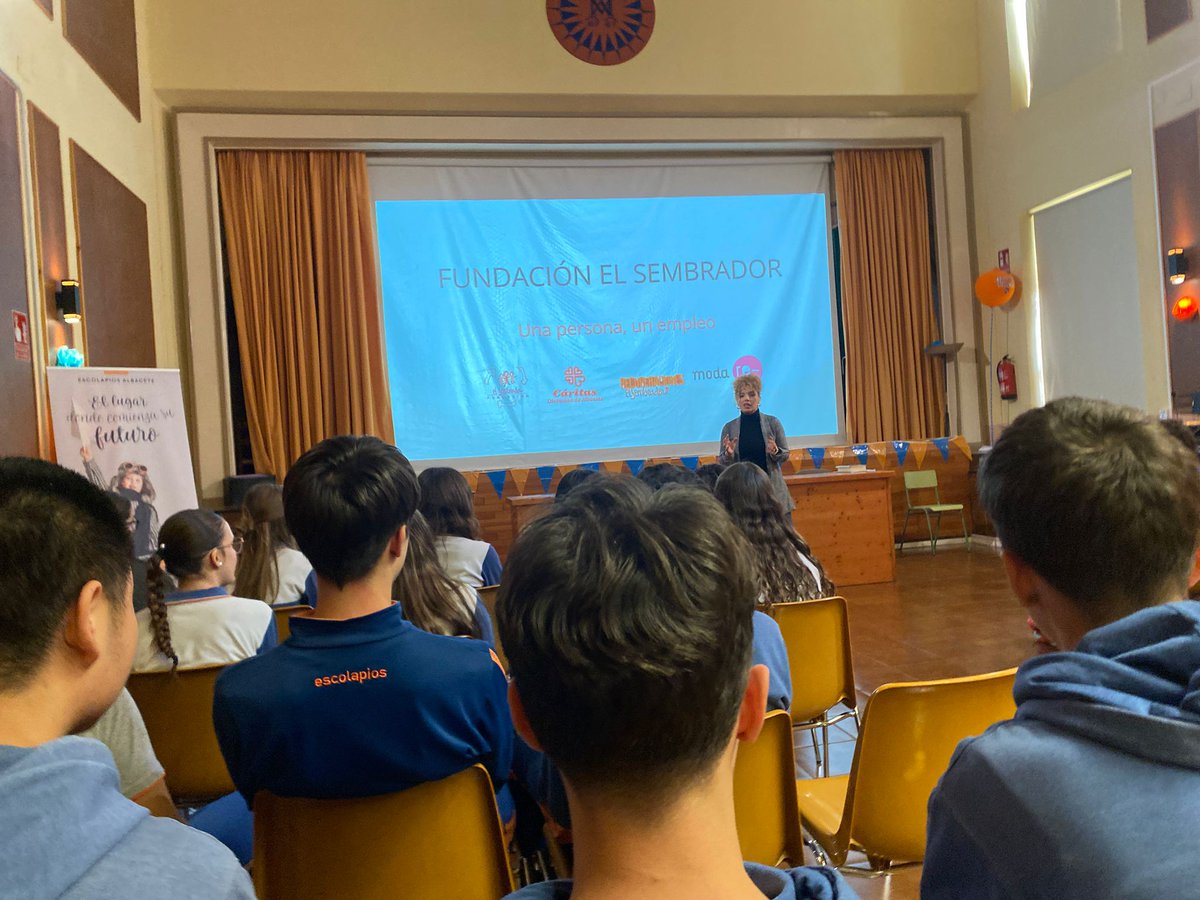 CaritasAlbacete's tweet image. Llevamos nuestro proyecto #Modare al Colegio Escolapios para hablar de qué pasa con la ropa que ya no usamos… y de todo lo que puede llegar a transformar.
Gracias por abrirnos las puertas y por sumaros a una moda que cuida de las personas y del planeta.