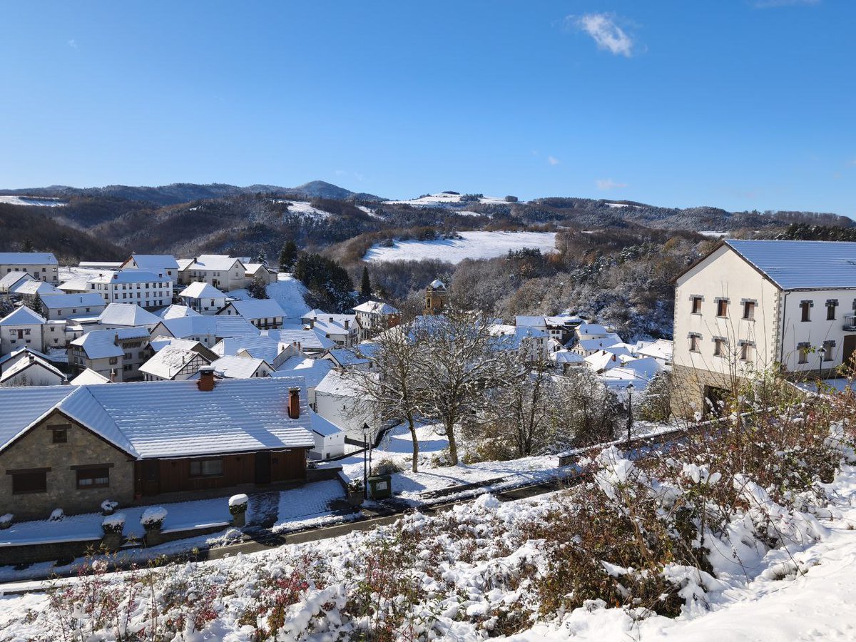 Fotos desde la localidad de #Jaurrieta #ValleDeSalazar #PirineoNavarro, el pueblo más alto de este valle situado a unos 930m de altitud.