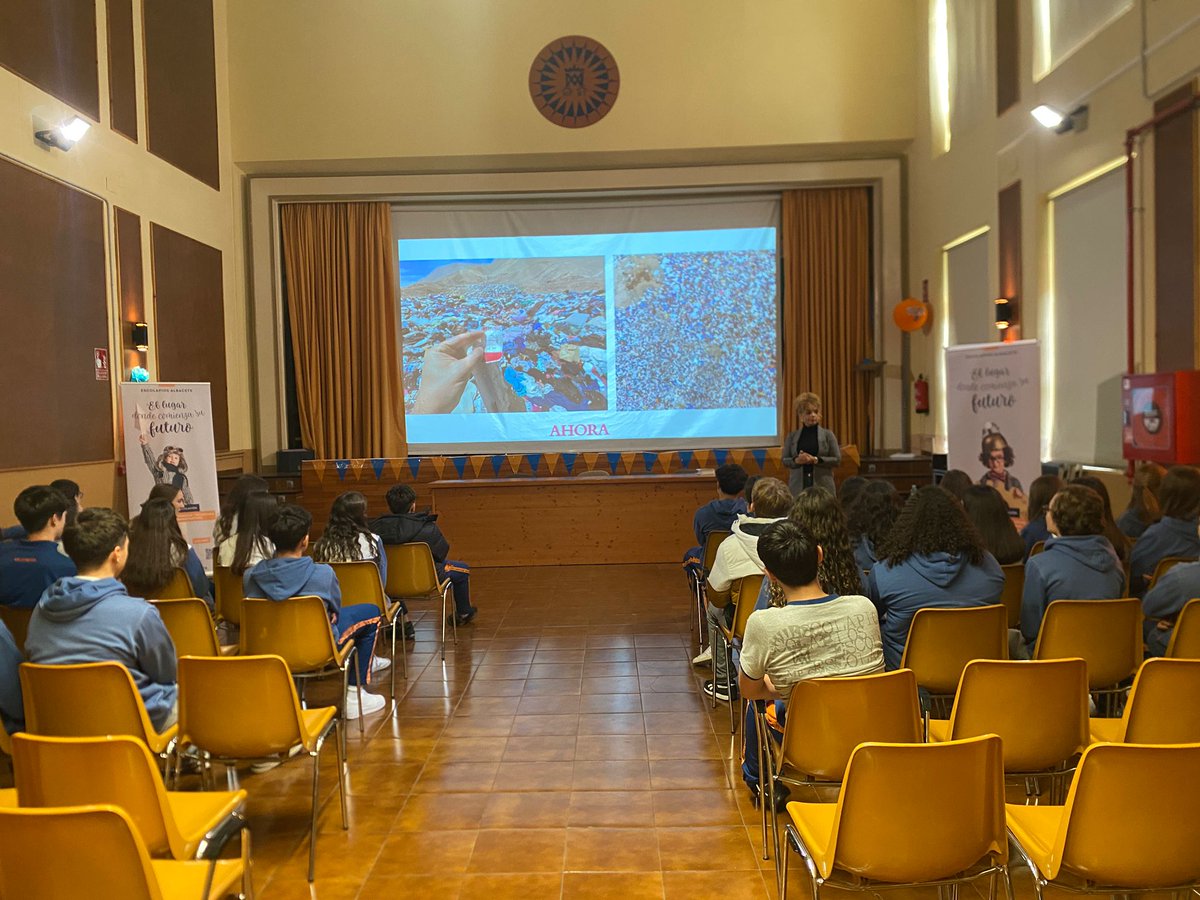 CaritasAlbacete's tweet image. Llevamos nuestro proyecto #Modare al Colegio Escolapios para hablar de qué pasa con la ropa que ya no usamos… y de todo lo que puede llegar a transformar.
Gracias por abrirnos las puertas y por sumaros a una moda que cuida de las personas y del planeta.