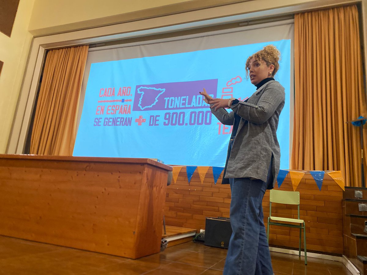 CaritasAlbacete's tweet image. Llevamos nuestro proyecto #Modare al Colegio Escolapios para hablar de qué pasa con la ropa que ya no usamos… y de todo lo que puede llegar a transformar.
Gracias por abrirnos las puertas y por sumaros a una moda que cuida de las personas y del planeta.