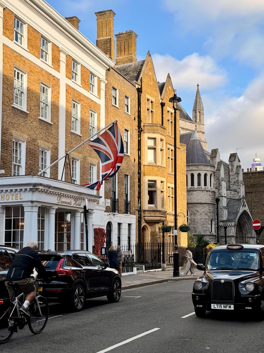 emma_2941's tweet photo. Saturday was a beautiful day. I took a stroll around Marylebone around noon, and the corner cafes and trendy shops made me feel like I was in Paris. I highly recommend it to anyone visiting London! https://t.co/WjCrzwPET8