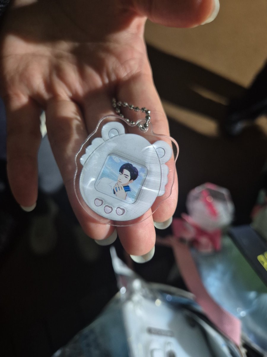 #RT

F8구역 출구쪽 바닥에 떨어진거 주웠는데 주인있으시면 멘션주셔요☺️