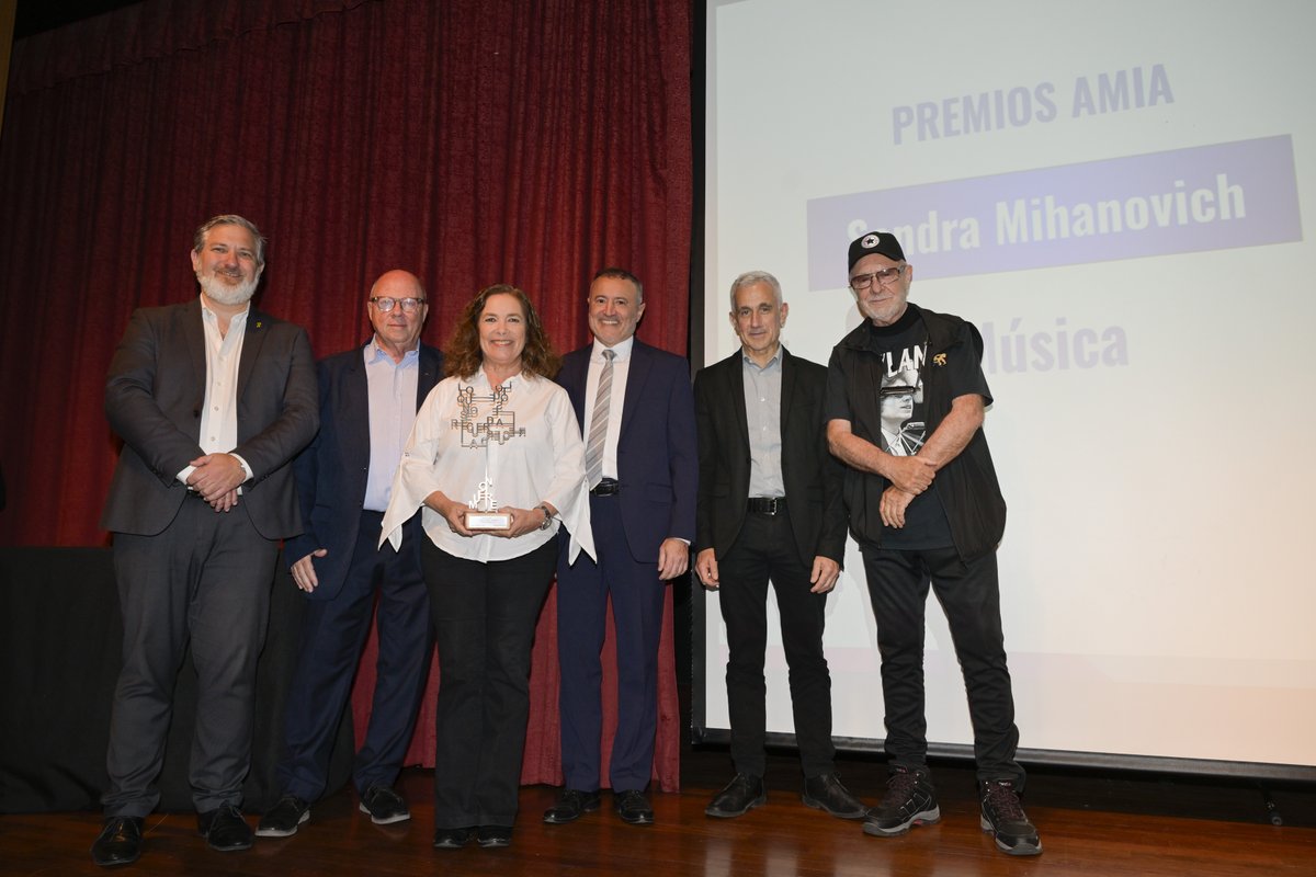 Premios "Artista Solidario 2025"
Anoche celebramos la segunda edición del "Día del Artista Solidario" con la entrega de los reconocimientos a personalidades y organizaciones que son un ejemplo a emular en ese sentido. Los premiados fueron:
Música: Sandra Mihanovich
Fotografía: