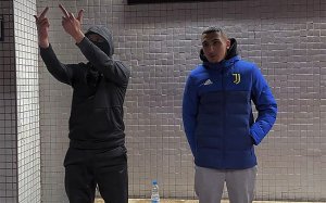 RobertoVaquero_'s tweet image. Han vuelto a detener al rapero multirreincidente Morad, esta vez por saltarse una orden de alejamiento. 

A este delincuente tendríamos que haberle retirado la nacionalidad hace tiempo y, después, deportarle a su país de origen.