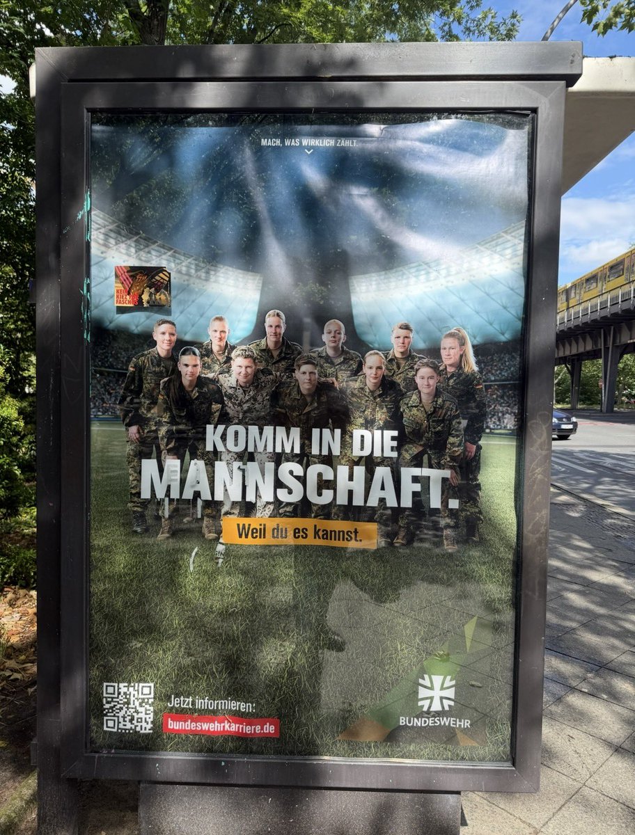 Almanya’nın heryerinde Alman Silahlı Kuvvetlerinin, gençleri orduya çağıran afişleriyle karşılaşmak mümkün. Aşağıdaki bunlardan sadece biri.

Avrupa’da mesai harcayan biri, rahatlıkla (kısa veya uzun vadede) savaşa hazırlık iklimini hissedebilir.

10 yıl öncesine göre çok başka