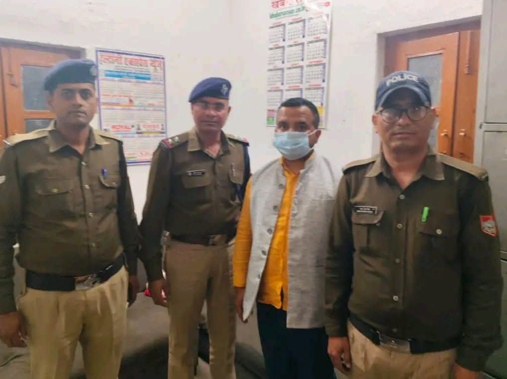 DSunilkiran's tweet image. उत्तराखंड के हल्द्वानी में गोवंश की हत्या की अफवाह फैलाकर भीड़ को एकत्रित कर हंगामा व उपद्रव कराने के आरोप में पूर्व BJP नेता विपिन पांडेय क़ो अरेस्ट कर लिया है।

16 नवंबर क़ो मन्दिर के पास गौवंश का अवशेष मिला था। लोगो ने गाय की हत्या का आरोप लगा हंगामा किया था।