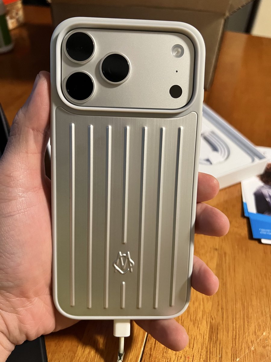 HC23y's tweet image. 🔥📱

@RIMOWA #iphone17promax