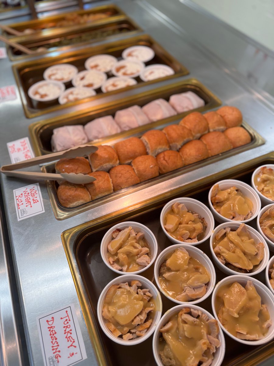 🦃Throwback to Wednesday with some beautiful cafeteria lines and students enjoying our Thanksgiving meal!😊
#loveservingtheu #teamucps #thanksgivingmeal #schoollunchrocks 
<a href="/UCPSNC/">Union County Public Schools</a> <a href="/AGHoulihan/">Andrew G. Houlihan</a> <a href="/coolonmoore/">Colon Moore</a>