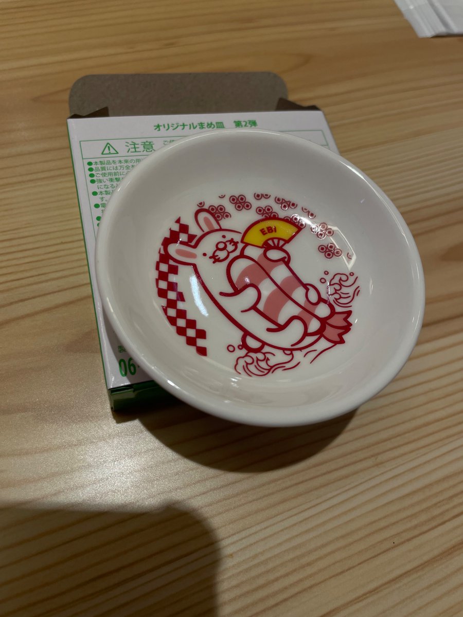 _de1337ed's tweet image. Выиграл в конвейерном суши тарелочку для соевого соуса, а она со мной АГРЕССИВНО ФЛИРТУЕТ