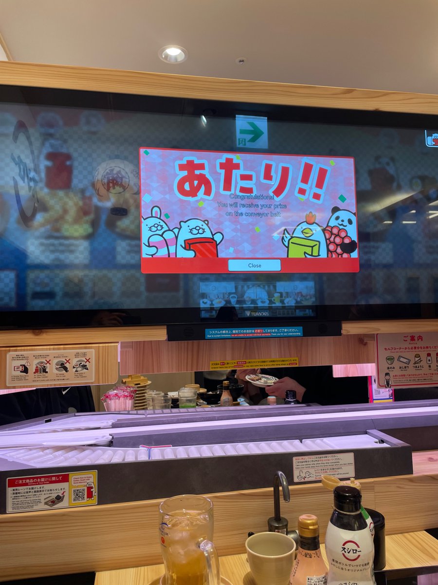 _de1337ed's tweet image. Выиграл в конвейерном суши тарелочку для соевого соуса, а она со мной АГРЕССИВНО ФЛИРТУЕТ