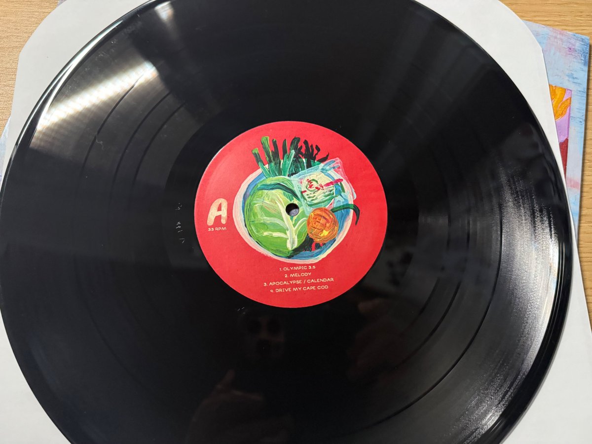 弓指寛治さんがイラストを担当したLP手に入れたよ
「Shutaro Noguchi &amp; The Roadhouse Band - On The Run」と言う作品。
ひょっとしてレア？
Special ThanksにDUST BUNNY と田坂かずみ (<a href="/syonannokaze/">田坂かずみ</a>) さんの名前もあったよ。