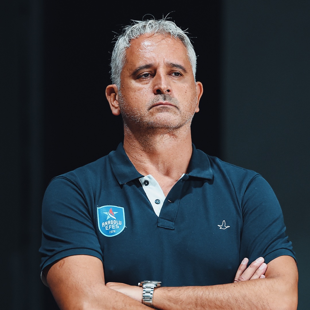 parallelecinico's tweet image. Da ieri sera si è scatenata una mezza bufera mediatica contro il coach dell&apos;Efes, Igor Kokoskov, perchè al termine del match contro il Barcellona, alla domanda di una giornalista &quot;Cosa ha pensato mentre Cordinier era in lunetta per i liberi decisivi?&quot; ha risposto &quot;Che se li…