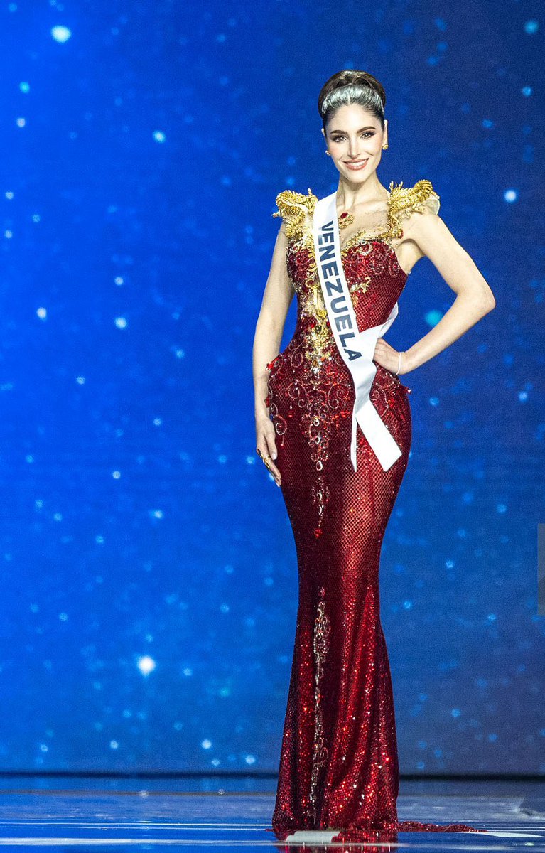 miss_coronas's tweet photo. Mi vestido favorito de la noche ✨😍🇻🇪 https://t.co/TPxSyaHBzv