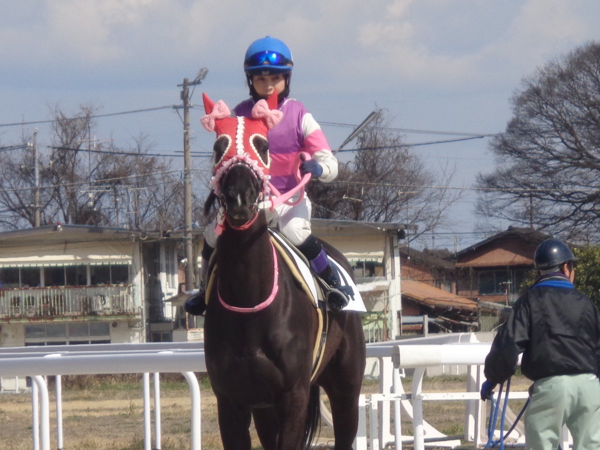 今月で騎手引退の宮下瞳さん。
騎手生活は一旦辞めた前と後に分かれるが、若い時の９０年代の時は、ＪＲＡ認定競走を活用して、ＪＲＡでの騎乗は結構あったが、騎手生活再開の2016年以降、ＪＲＡでの騎乗はなかった。
これは誠に残念だった。
#宮下瞳