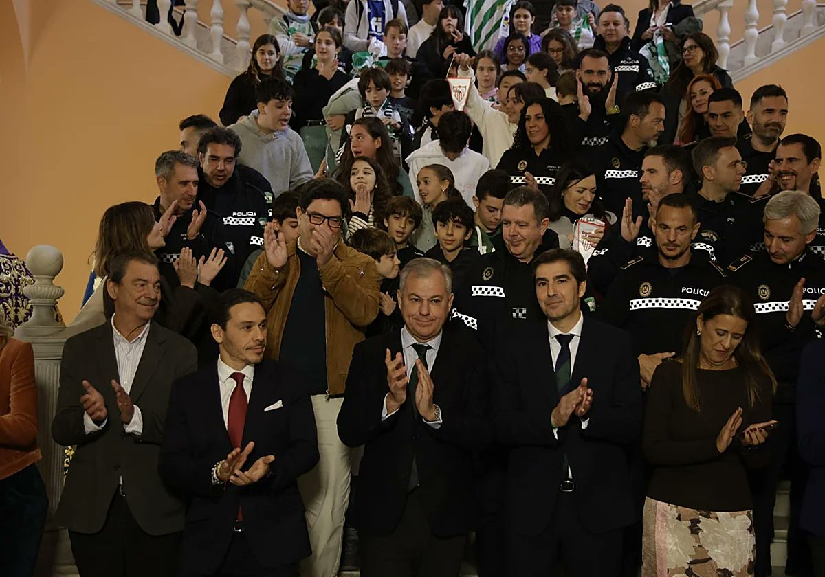 lapalancaroja's tweet image. 🙌 En Sevilla no hay colores contra el bullying.
Sevilla FC y Betis se unen en un acto con el Ayuntamiento para apoyar a los agentes tutores y concienciar a los jóvenes. 🔴⚪💚
Haz de La Palanca Roja tu web sevillista de referencia 👇
info en: lapalancaroja.com/noticia/sevill…
#SevillaFC…