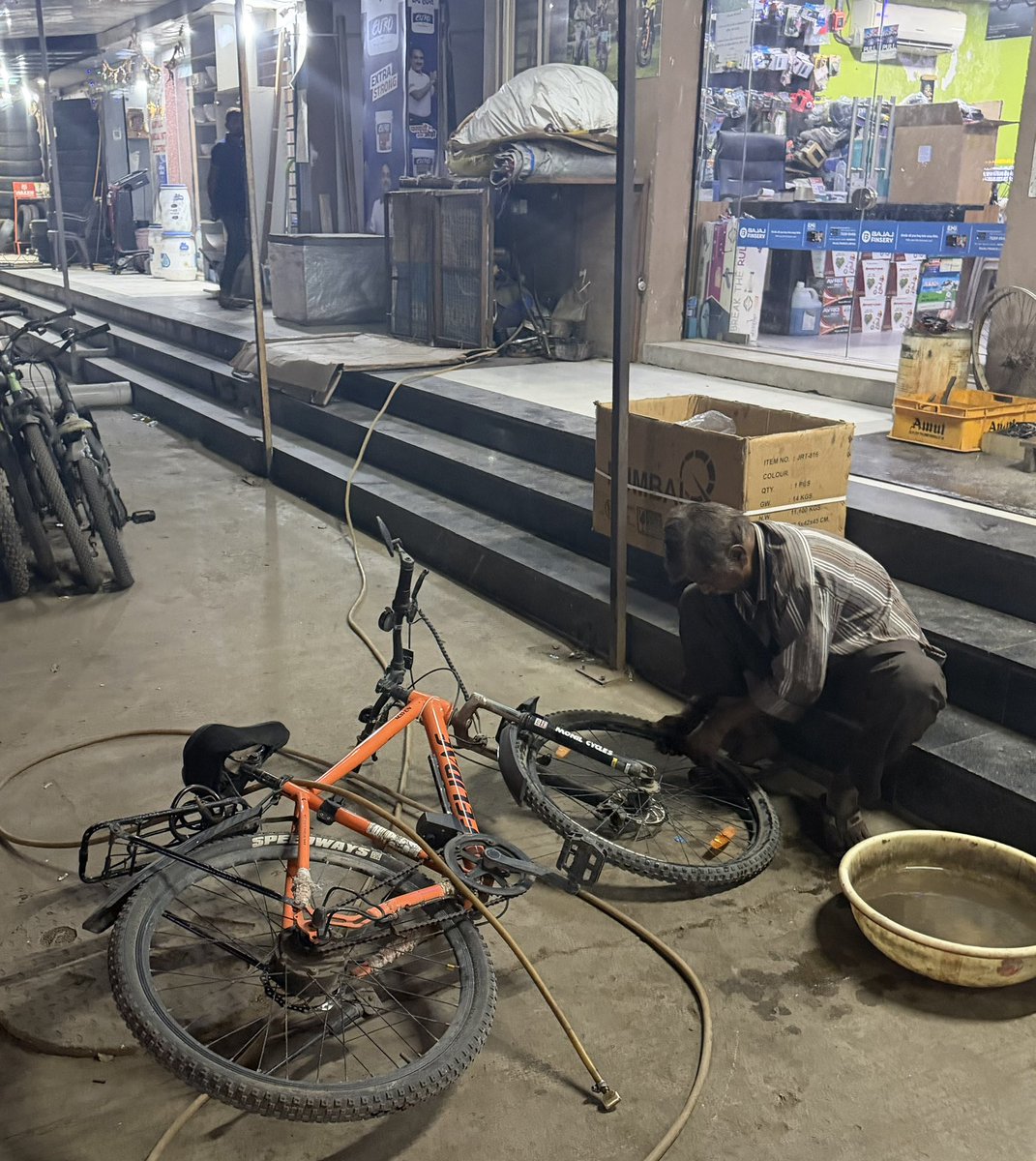 AnirudhKejriwal's tweet image. My cycle tyre went flat today. 
I walked to a nearby shop where the guy spent a solid 20 minutes fixing the puncture.  
He charged me ₹20, which is ₹1 per minute of skilled labour.

In other places, a flat tyre is a weekend DIY project. 
Here, it’s a minor inconvenience solved…