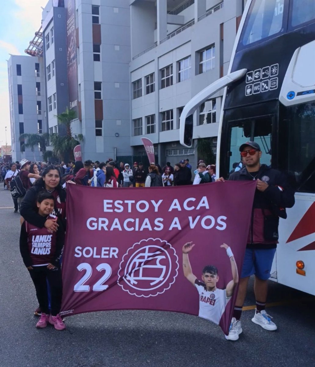 🇱🇻🥹 Lanús, siempre Lanús.

A ésta niña y su familia le quedaban muchas rifas para vender, soñando con estar en Asunción.

Apareció un tal Julio Soler, el resto es historia. El resto es Lanús ♥️