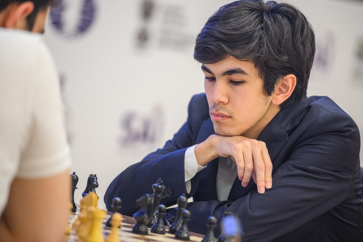 chesscom_in's tweet image. Wild day at the 2025 FIDE World Cup: GM Wei Yi finds a brilliant sacrificial escape vs Esipenko in what David Howell calls “one of the most fun draws so far”. 

In the other semi, Sindarov presses hard but Yakubboev holds! 

#FIDEWorldCup2025 

📸 @FIDE_Chess