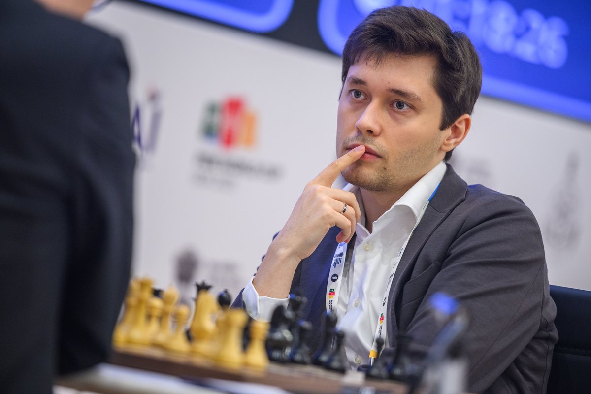 chesscom_in's tweet image. Wild day at the 2025 FIDE World Cup: GM Wei Yi finds a brilliant sacrificial escape vs Esipenko in what David Howell calls “one of the most fun draws so far”. 

In the other semi, Sindarov presses hard but Yakubboev holds! 

#FIDEWorldCup2025 

📸 @FIDE_Chess