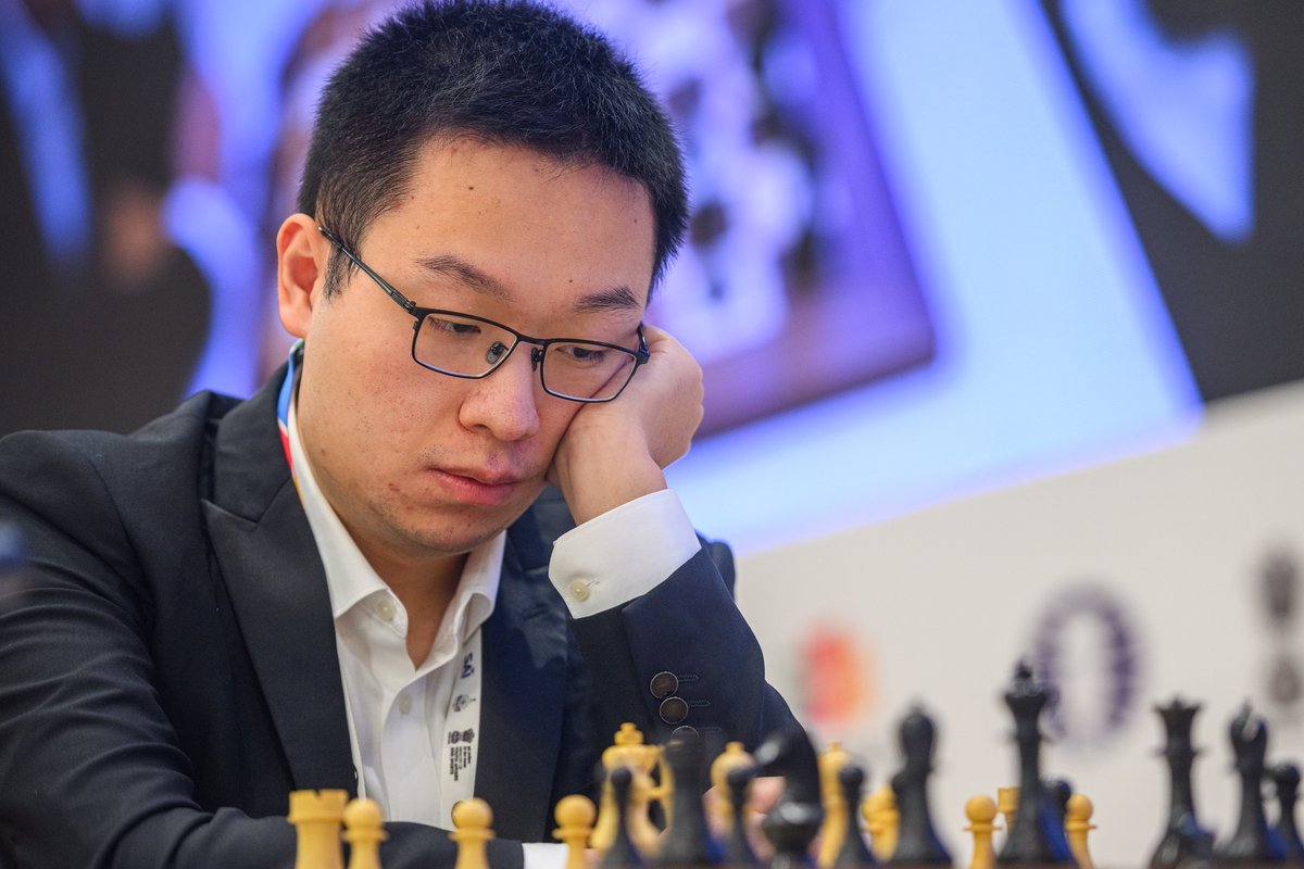 chesscom_in's tweet image. Wild day at the 2025 FIDE World Cup: GM Wei Yi finds a brilliant sacrificial escape vs Esipenko in what David Howell calls “one of the most fun draws so far”. 

In the other semi, Sindarov presses hard but Yakubboev holds! 

#FIDEWorldCup2025 

📸 @FIDE_Chess